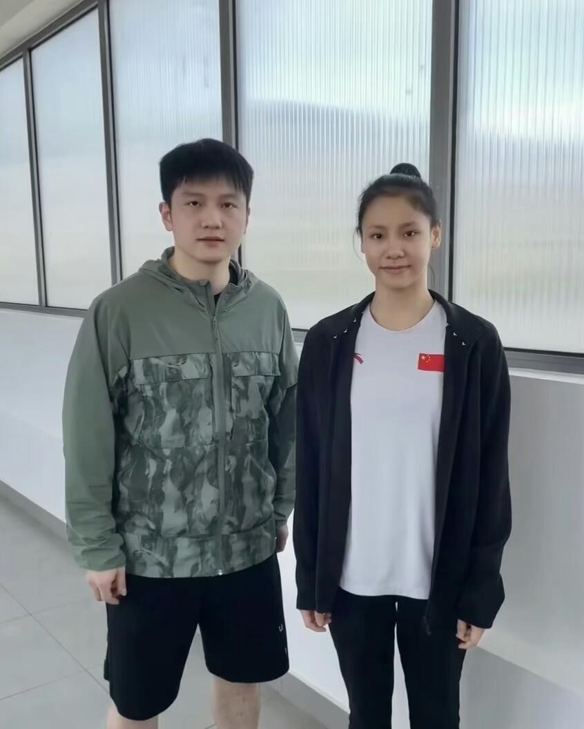 刷到了东哥的新合照，第一次见在心中就是新的，理解一下我的激动！
绿色的外套，发型