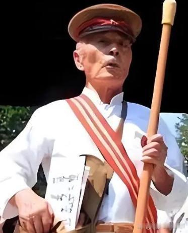 他的一个动作，暴露了八儿雄三郎的本质问题。

2016年8月15日东京靖国神