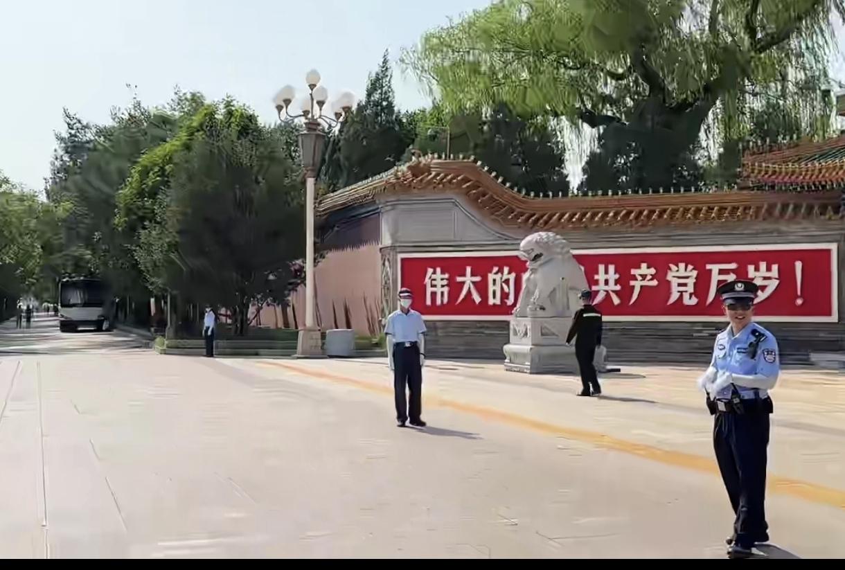 新华门威武庄严，毛主席的“为人民服务”气势磅礴。长安街，世界上最长，最宽，最直的