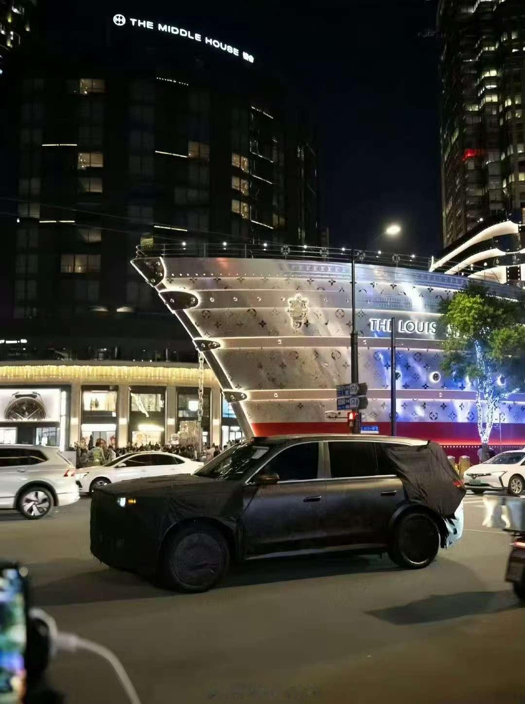 据说是尊界SUV，虽然是伪装车的状态，但是气场已经很足了大v聊车 ​​​