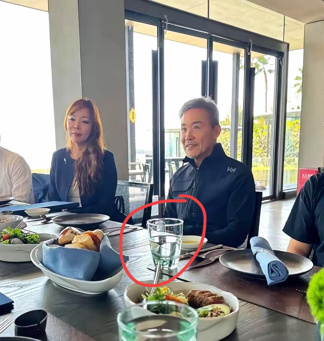 王石喝的是开水还是白酒啊