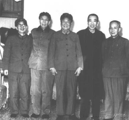 1978年12月，陈丕显（右起）和王任重、陈再道、王震、钟汉华在武汉“7·20事