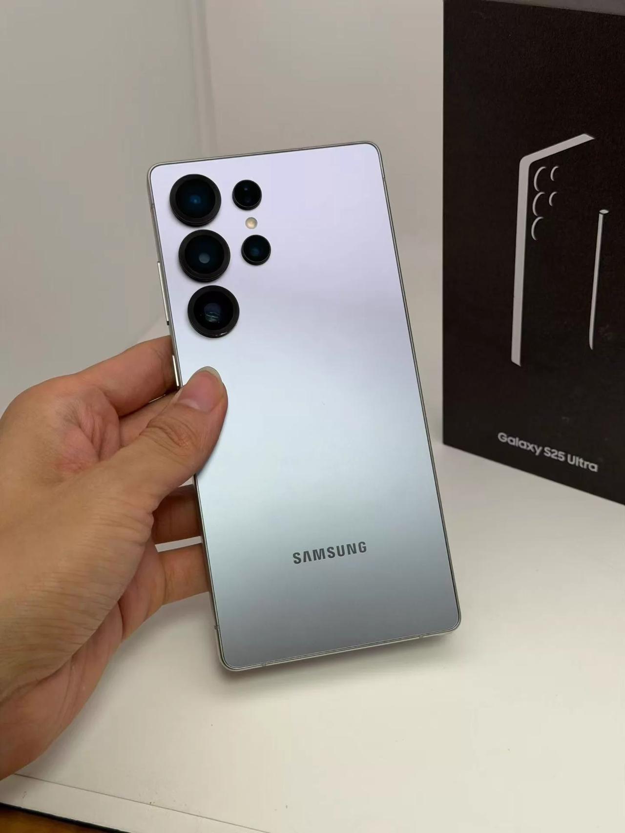 虽然S26 Ultra的防窥屏确实有点东西，但对我来说其实没啥多大用处，完全没必