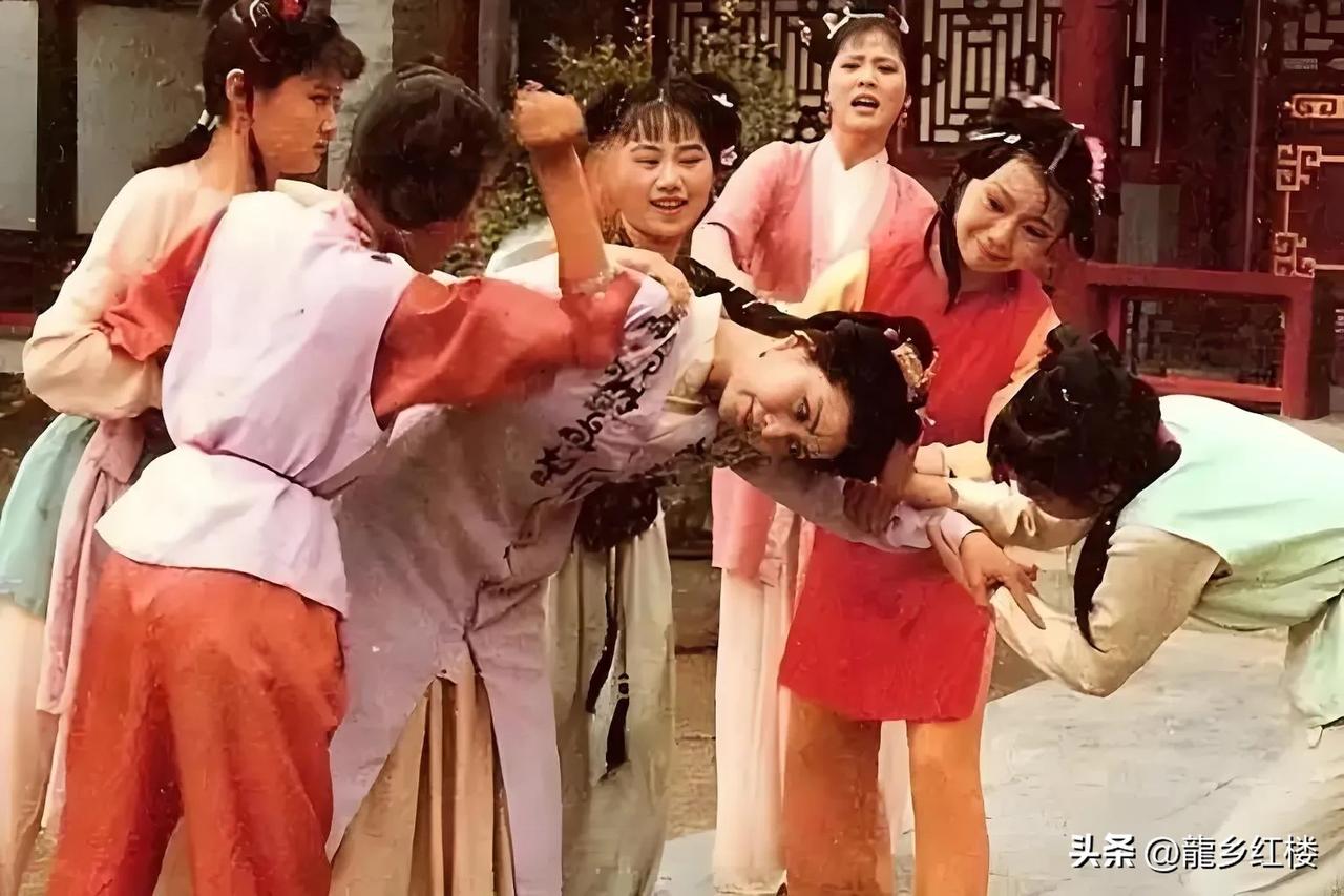 《红楼梦》里究竟隐藏了多少作者，和作者多少名字与个人信息呢？难道作者们的本意，就