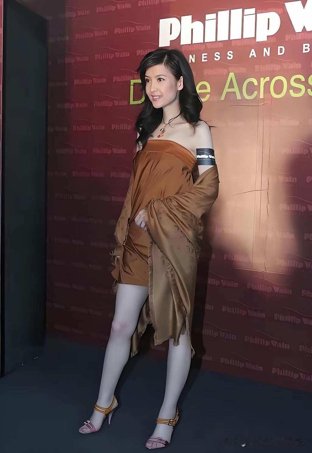 女神保养的太好了，快60岁皮肤还那么紧致白皙，身材完美，比很多40多岁的女人保养