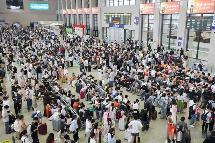 聊热点
今日第一热点：五一返程高峰。今天是假期最后一天，全国铁路预计发送旅客超2