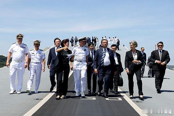 两个搅屎棍混一起了，日本首相石破茂登上英国航母，趾高气昂根本不认为自己是战败国一