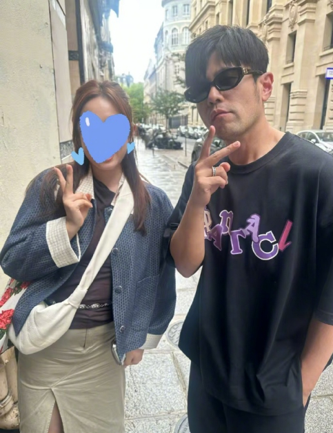 网友巴黎偶遇周杰伦昆凌周杰伦和路人合影 网友在巴黎的面馆偶遇了来吃面的周杰伦和他