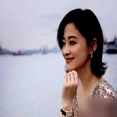 51岁梅婷穿深V大秀腰线，满脸褶子却看呆了台下的年轻人。
换做是你，51岁还敢