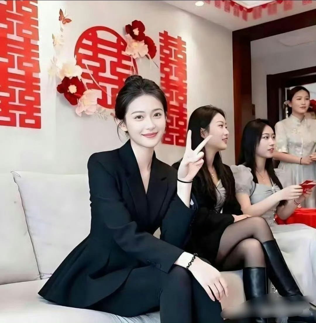 不怪新娘一脸的无奈，换谁都无语了。