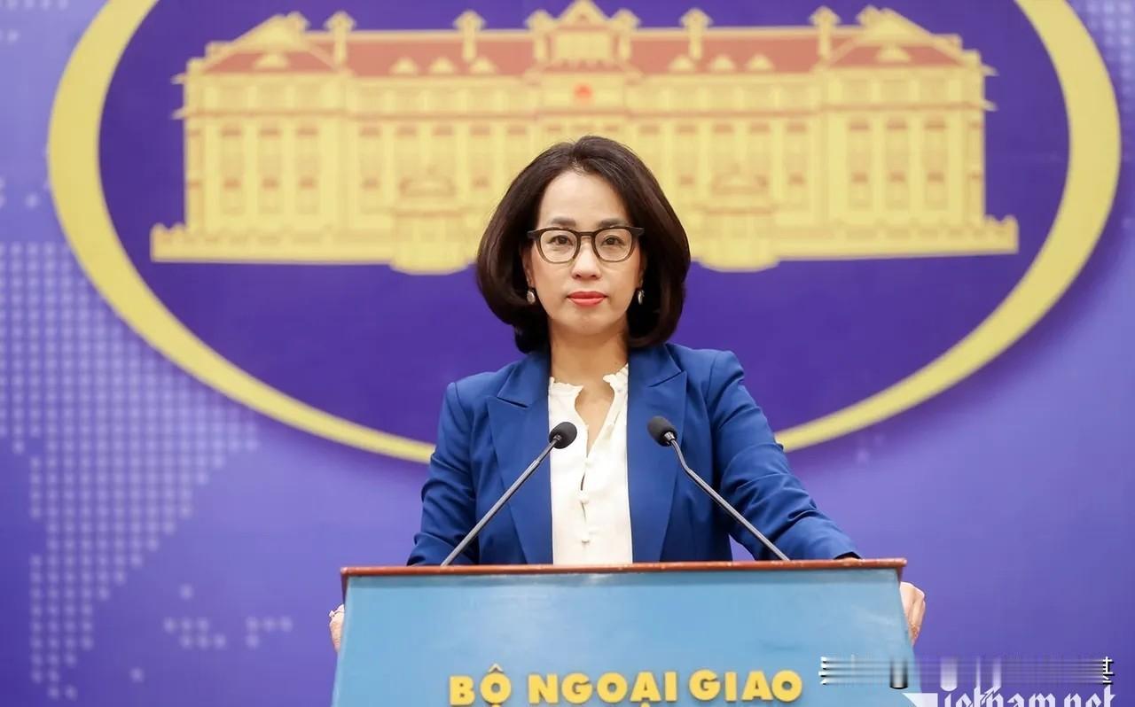 中国近期在南沙群岛铁线礁插旗宣示主权的行为，在自己国家领土宣示主权与他国有什么关
