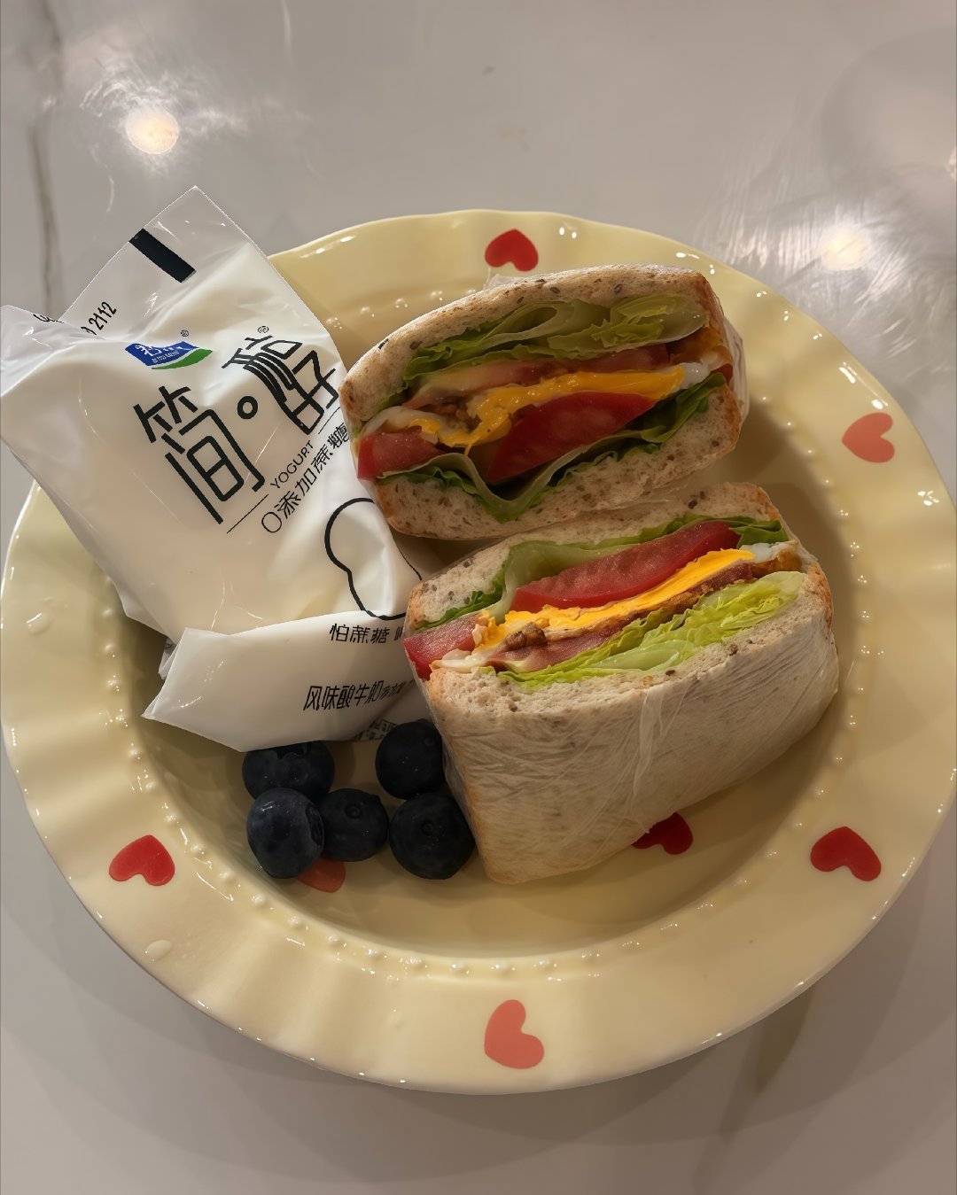 🎈         小时候因为穷，吃了上顿没下顿，         现在因为胖