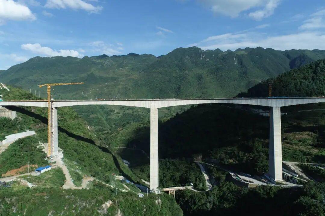 10月2日，渝昆高铁重点工程——小龙潭特大桥成功实现桥梁合龙，标志着这条西南地区