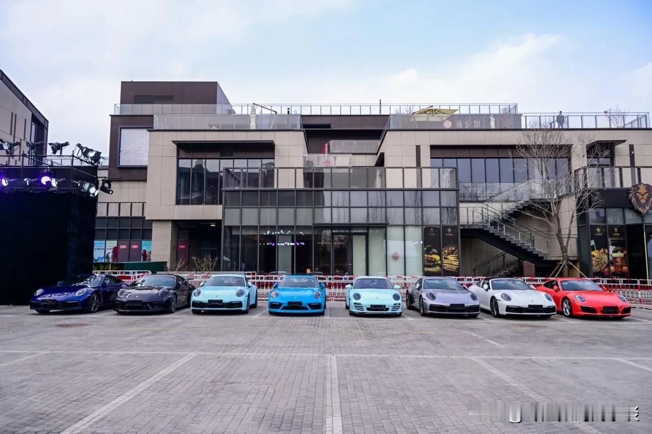 开演唱会、请明星，这些发布会样式过时了，荣耀这次直接摆了多辆保时捷车。

看了一