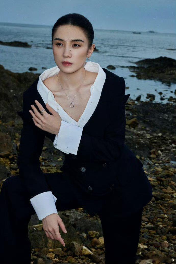 宋佳每个角色都在塑造自己 不是演角色，是让角色住进生命里。她在邵艺辉的镜头下找到