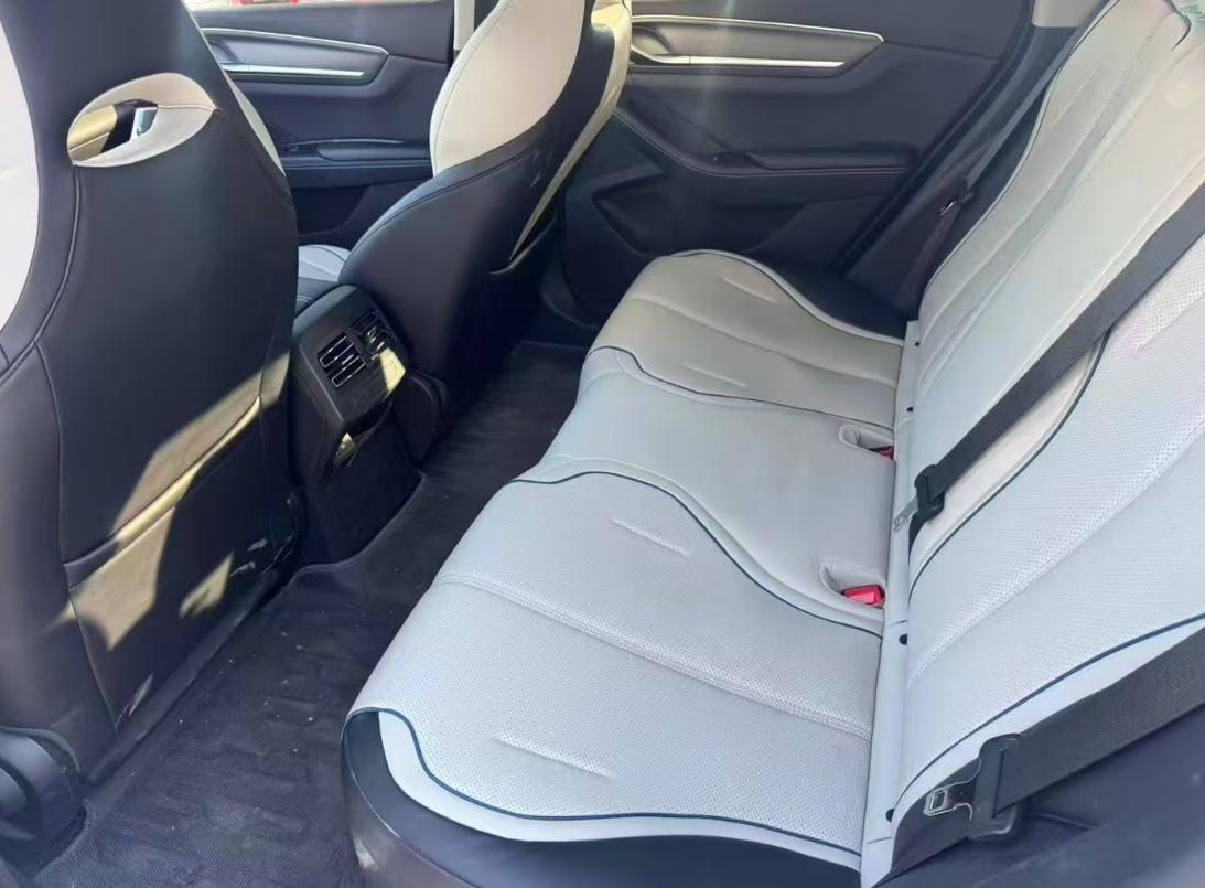 这款比亚迪驱逐舰05的内饰其实并没有太多的亮点，比较适合传统的人，整体布局是那种