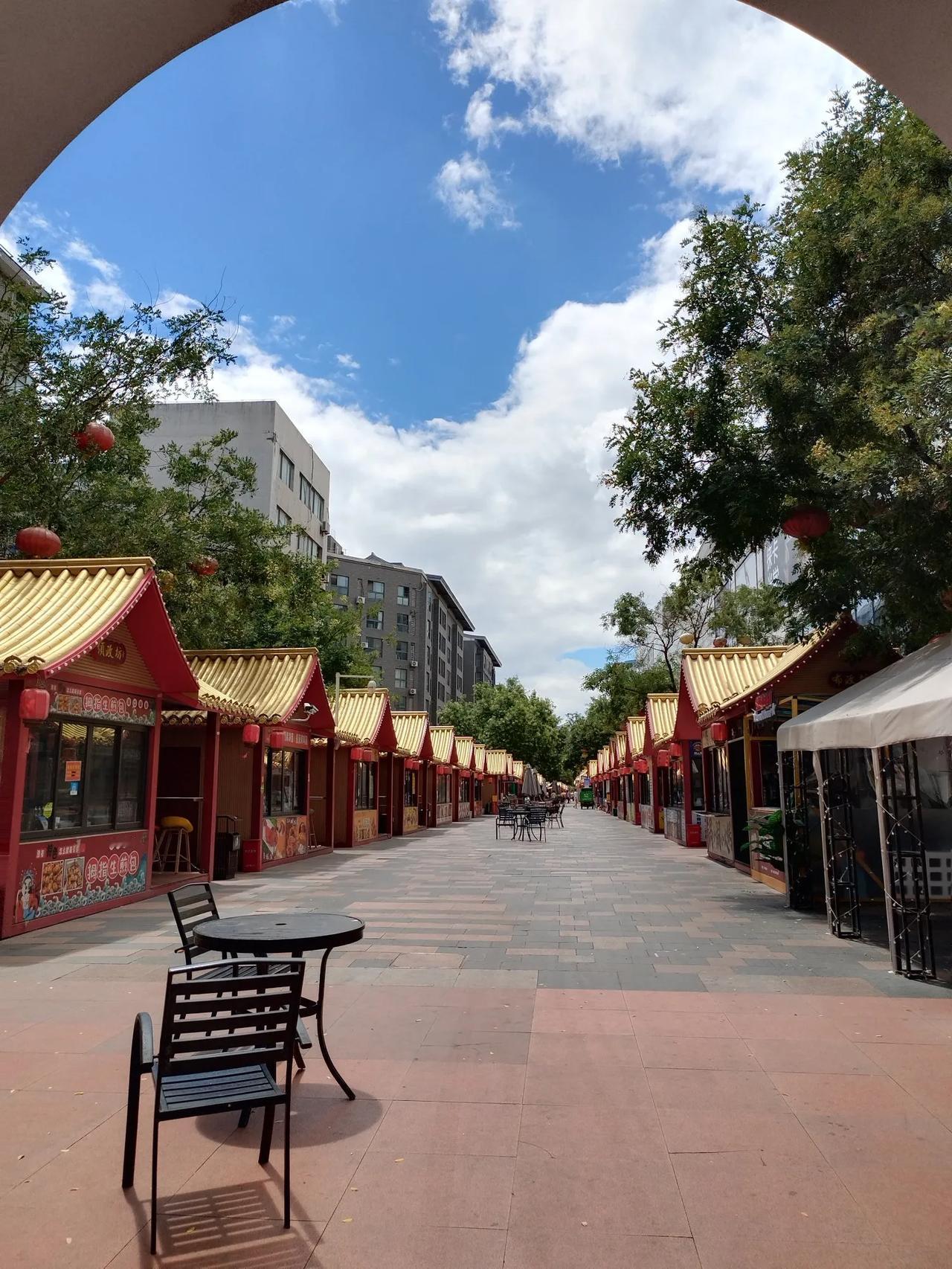分享一张相册里随手拍的天空那天走到民乐园步行街，忍不住拍了一张，好多年没来这里了