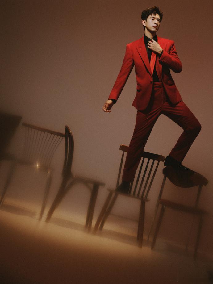 李现央视马年春晚造型谁懂啊！李现的红色夹克一出来，我直接截图当壁纸。率性又不随意