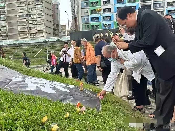 铭记历史，缅怀先烈，振兴中华
每年这个时候，台湾爱国人士都要在台北马场町举办纪念
