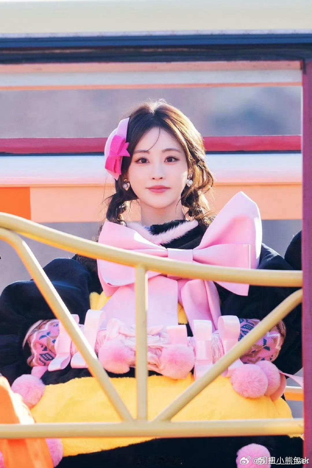 周五晚高疯团舞上头被依赖摇狠狠拿捏！周五晚高疯新春专场超热闹，全员为夺蜂王拼舞力