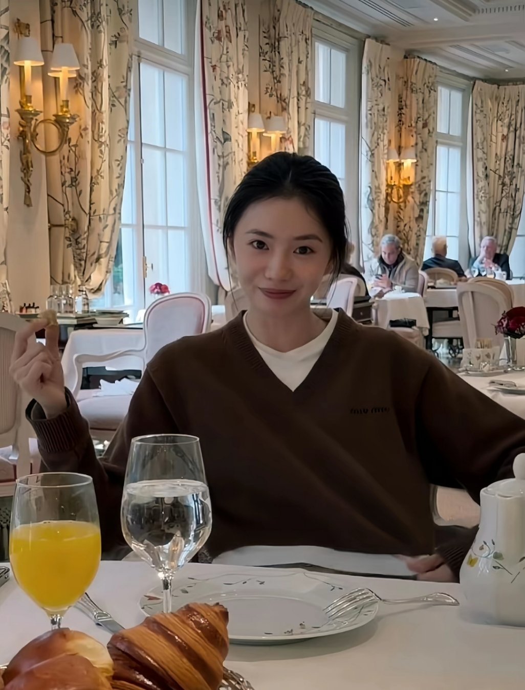 【刘浩存】关于crush洗把脸就来和我共进晚餐cr 小存随记 刘浩存走路美成这样