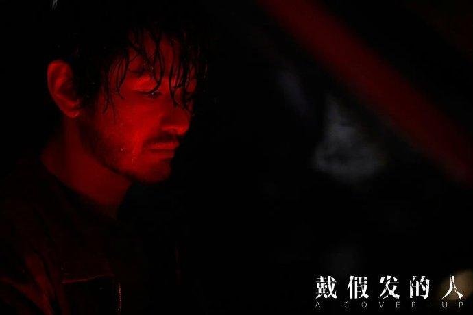 #黄晓明秃头海报#晓明哥这是要放大招了吗？新片《戴假发的人》定档11月16日，这