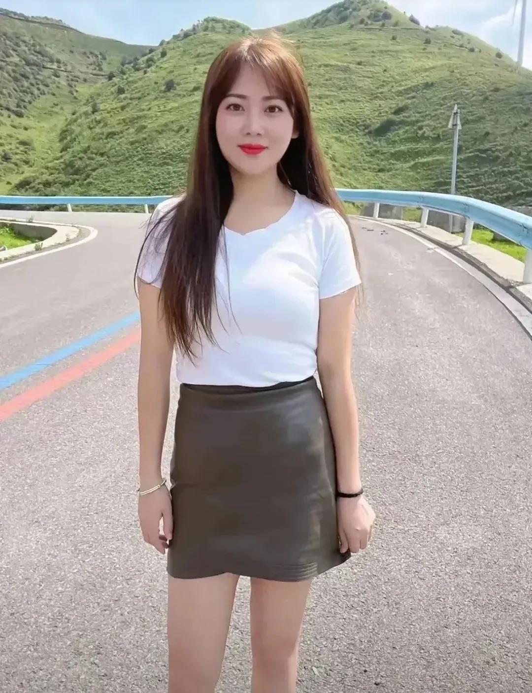 那个阳光明媚的午后，她和他相遇在咖啡馆的角落。一眼万年，两颗心在刹那间碰撞出火花