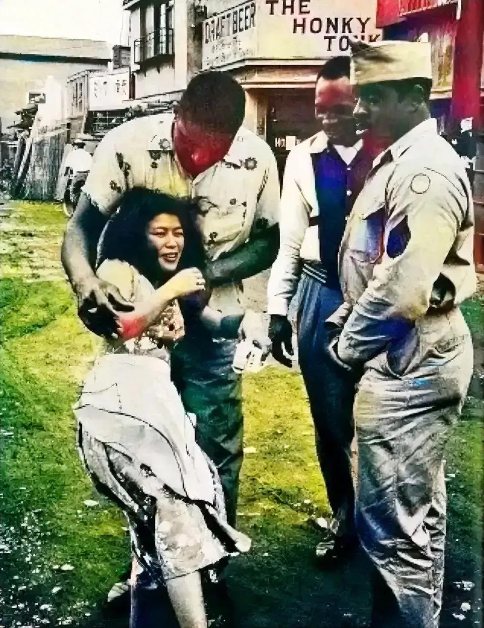 1952年，战后的东京，仍然弥漫着一股浓重的战争阴影，战胜了日本的美军占领了这个