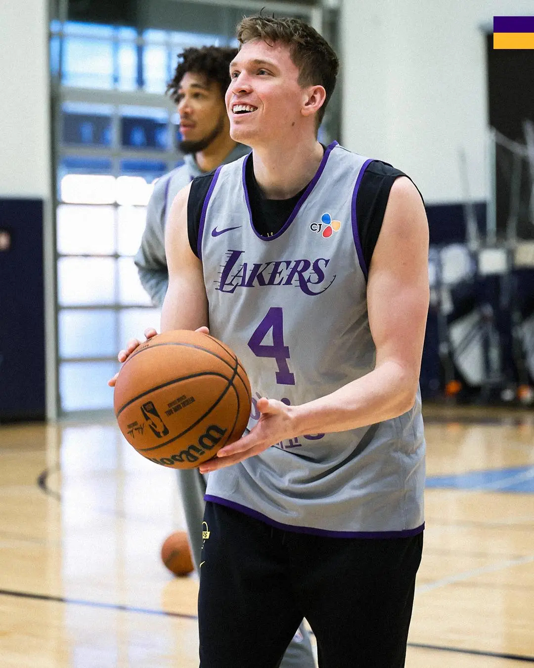 备战灰熊的训练中，大家脸上都挂着笑容，团队氛围还是不错的！东契奇昨晚连夜飞到了孟