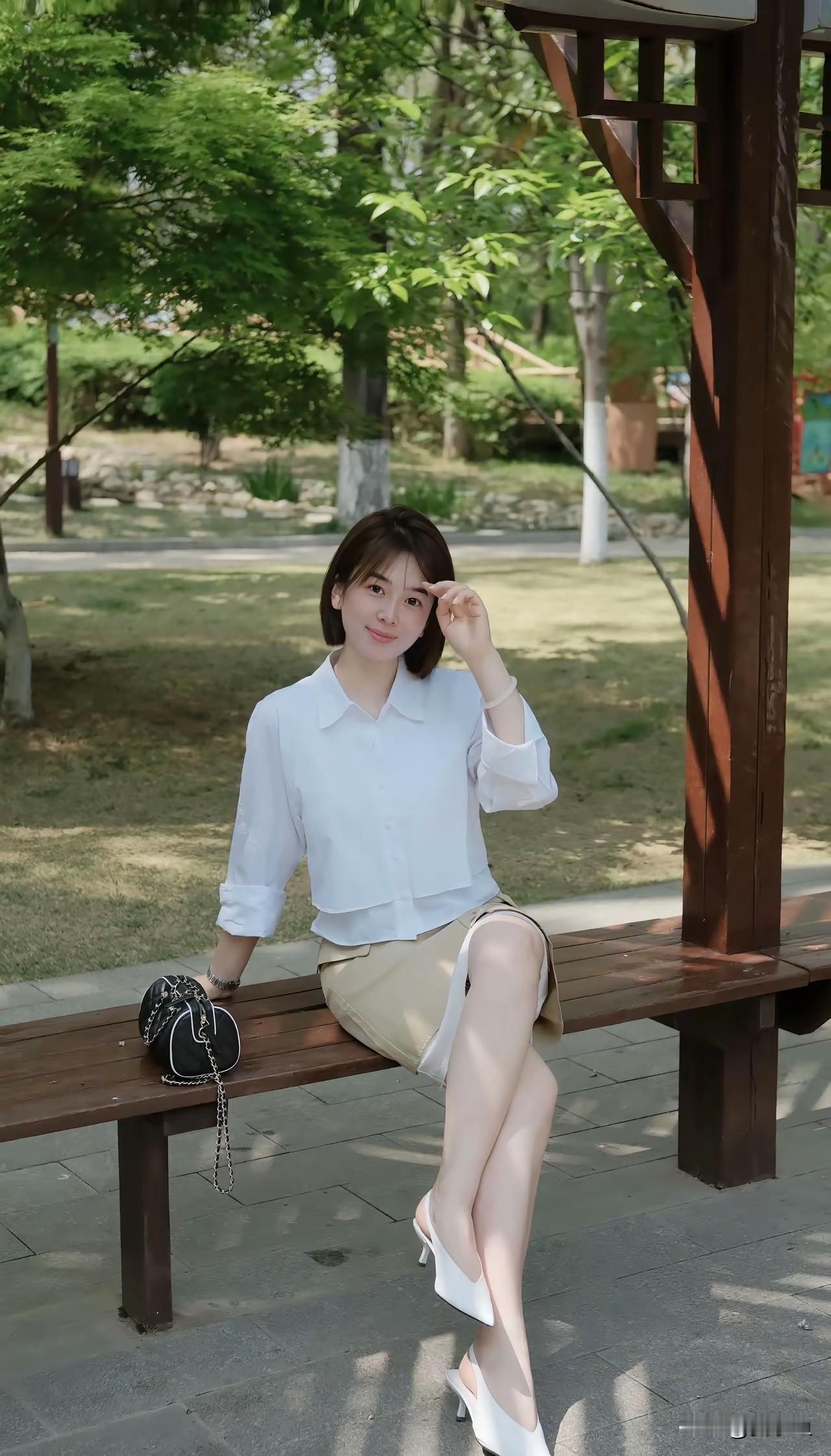 那是一个黄昏，我路过一片小湖。夕阳洒在湖面上，波光粼粼，像撒了一层碎金。湖边的垂