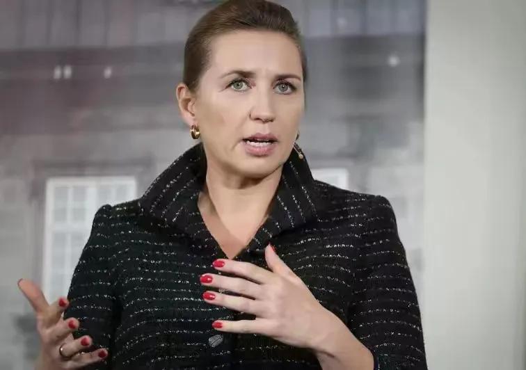 美:我宣布格陵兰岛 以后是我家的
丹:我们是盟友啊大哥  你不能威胁抢盟友啊
美