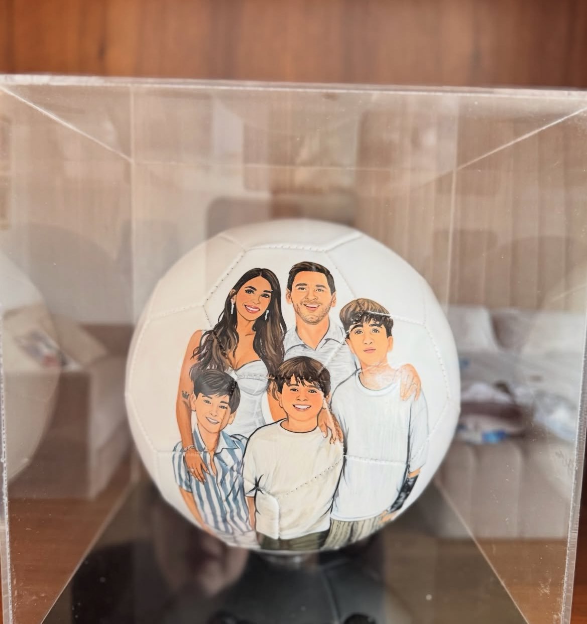 梅西在参加一档由门将纳韦尔-古兹曼和记者冈萨洛-伊格莱西亚斯主持的节目时，收到了