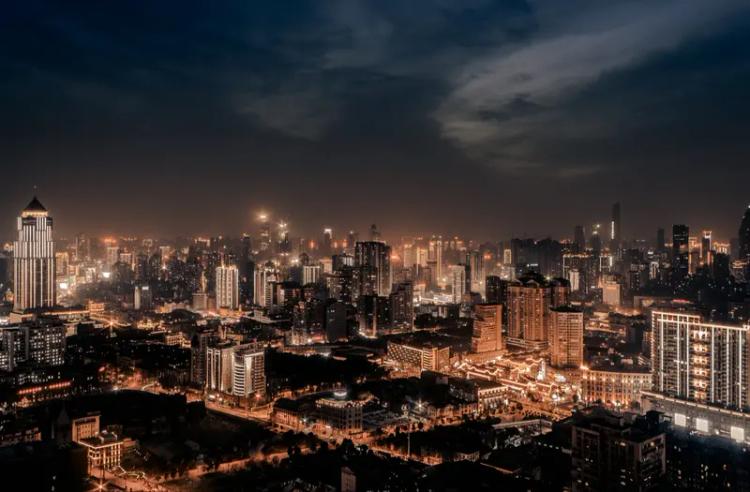 接受自己，是学会以目送流水般的目光，看待自身所有的心念与情绪——不评判，只观察。