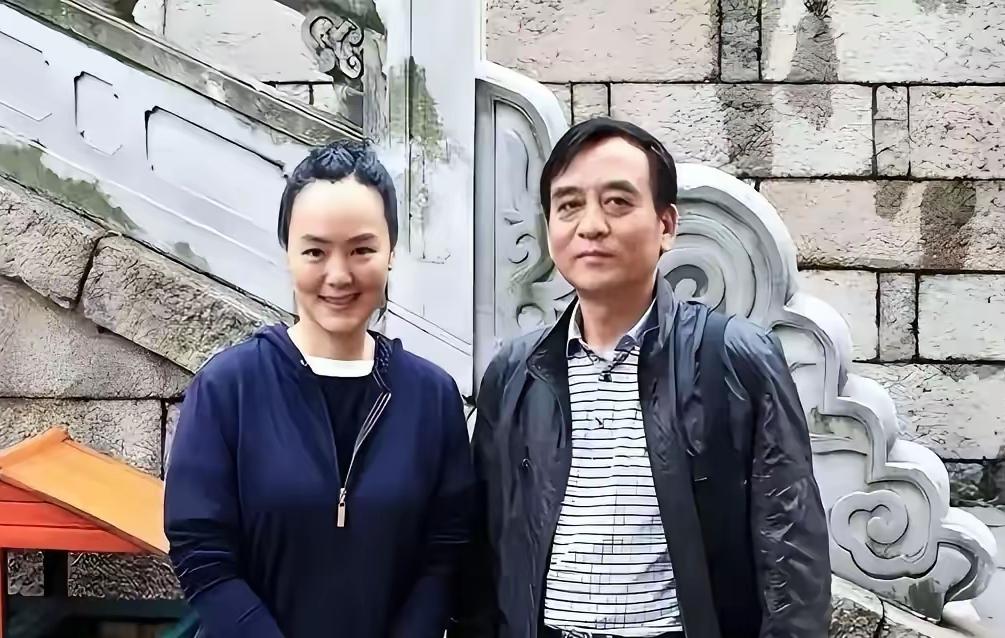 褪去央视舞台的光芒，孙小梅和丈夫低调出游同框。
没有奢华排场，穿搭朴素简约，神态