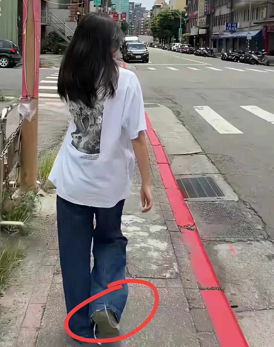 小玥儿的一张背影照，把保姆小杨阿姨推上风口浪尖，主要有三点被诟病:

小玥儿在汪