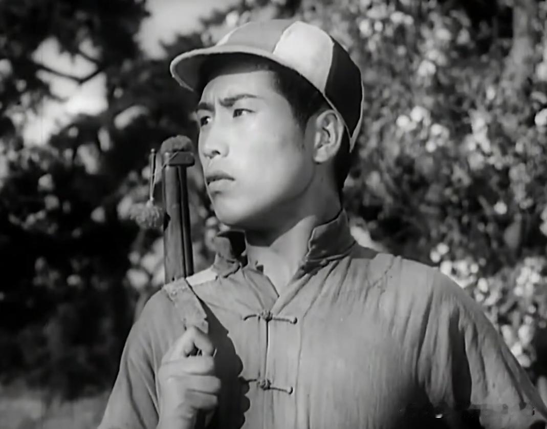 前一阵发过一个帖子，说到电影《董存瑞》里二虎子和郅振标当民兵时手里的武器，有朋友