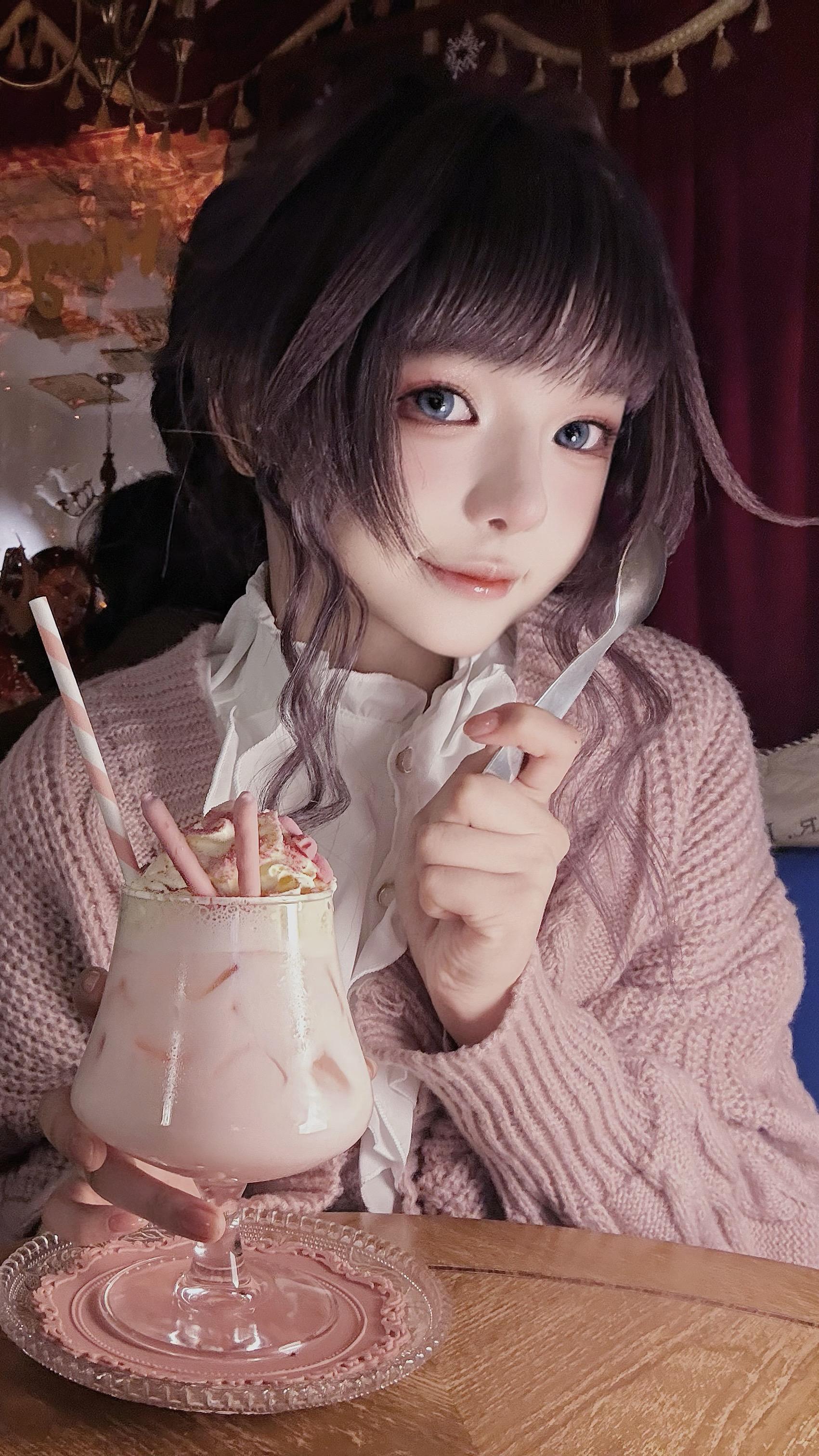 小蛋糕在吃小甜水。