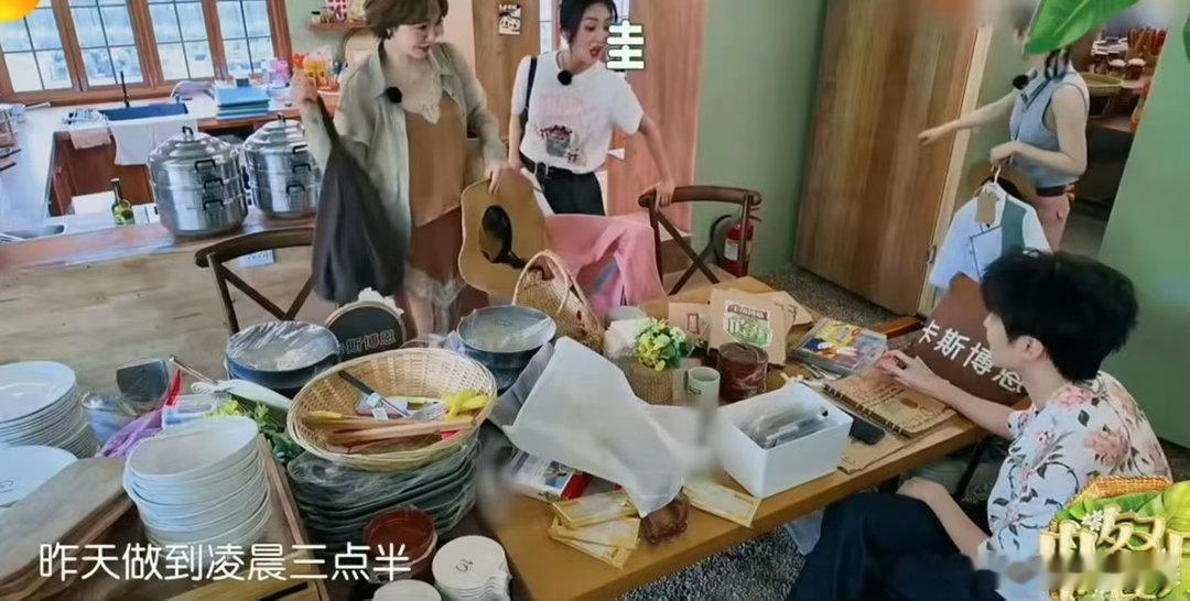 王俊凯跟谁说话呢王俊凯摄像头竟然卖萌王俊凯在中餐厅的熬夜美工模式确实很圈粉，手绘