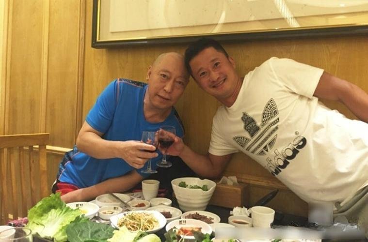 十多年前，吴京与倪大红一起吃饭时的合影。吴京与倪大红的旧照，两人在一起吃饭时的画