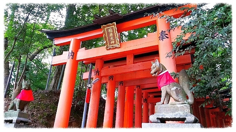 神社内镇座的动物除了狛犬外，比较常见的还有稻荷神社的灵狐。狐不是看门的，而是稻荷