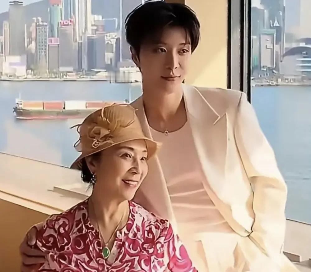 范丞丞登上热搜，和71岁老妈妈罕见同框，曾经的谣言也不攻自破
范丞丞最近带着71
