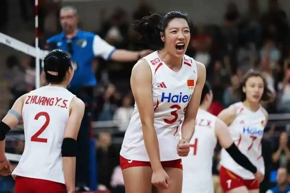 2026女排亚锦赛小组赛中国队以3比0击败中国台北队，喜迎三连胜，同时排在小组第