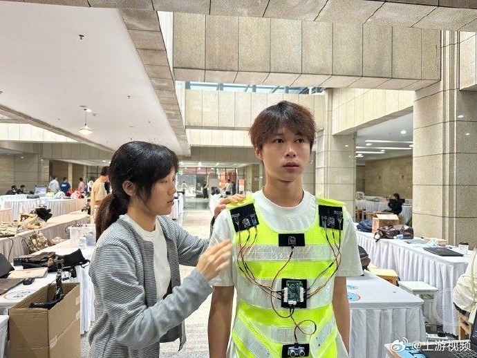 #重邮学生团队设计自动凉面机#【大学生设计“自动凉面机”：想把“家的味道”带在身