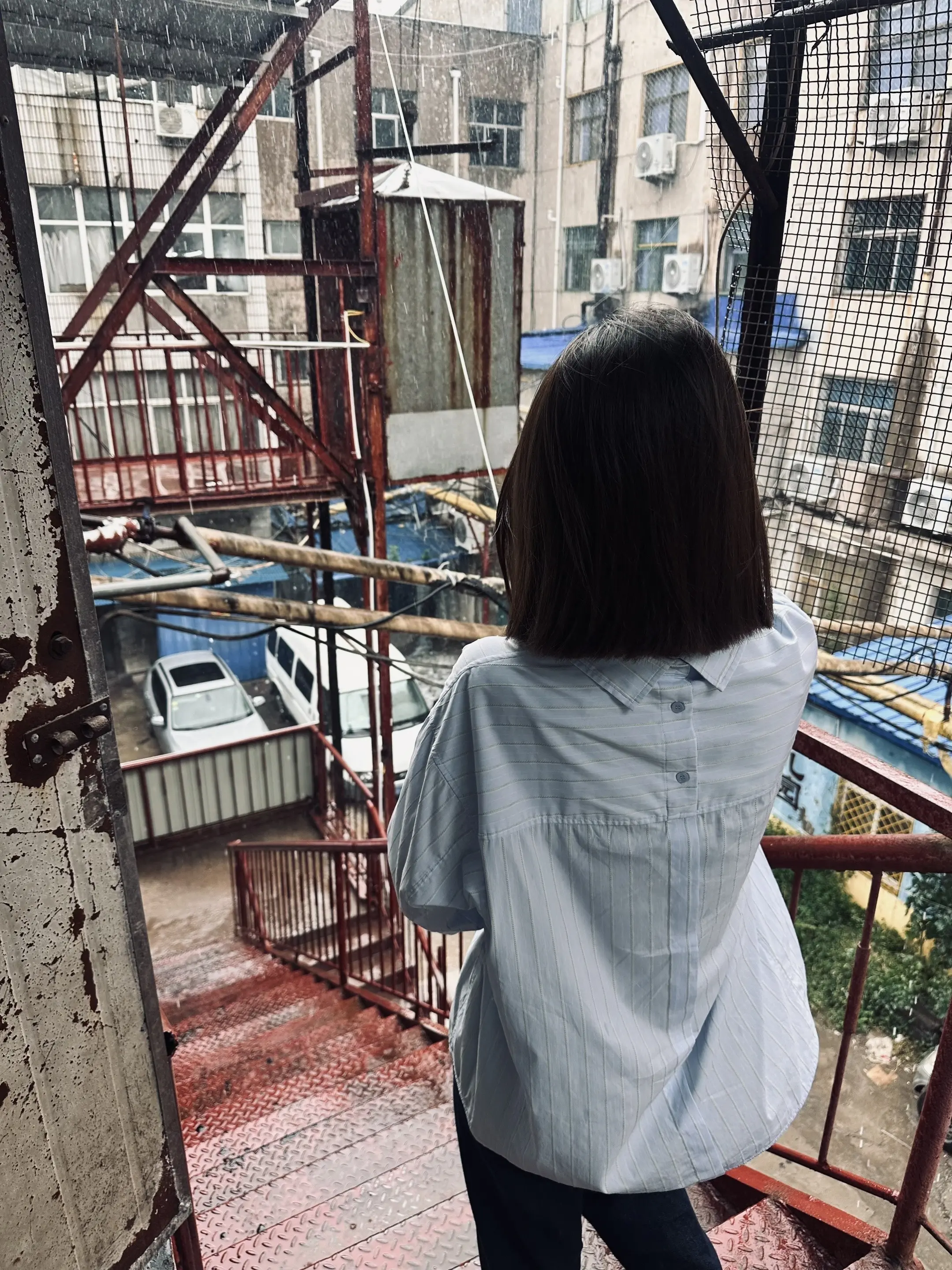 你一言不发 偏偏这雨也越下越大