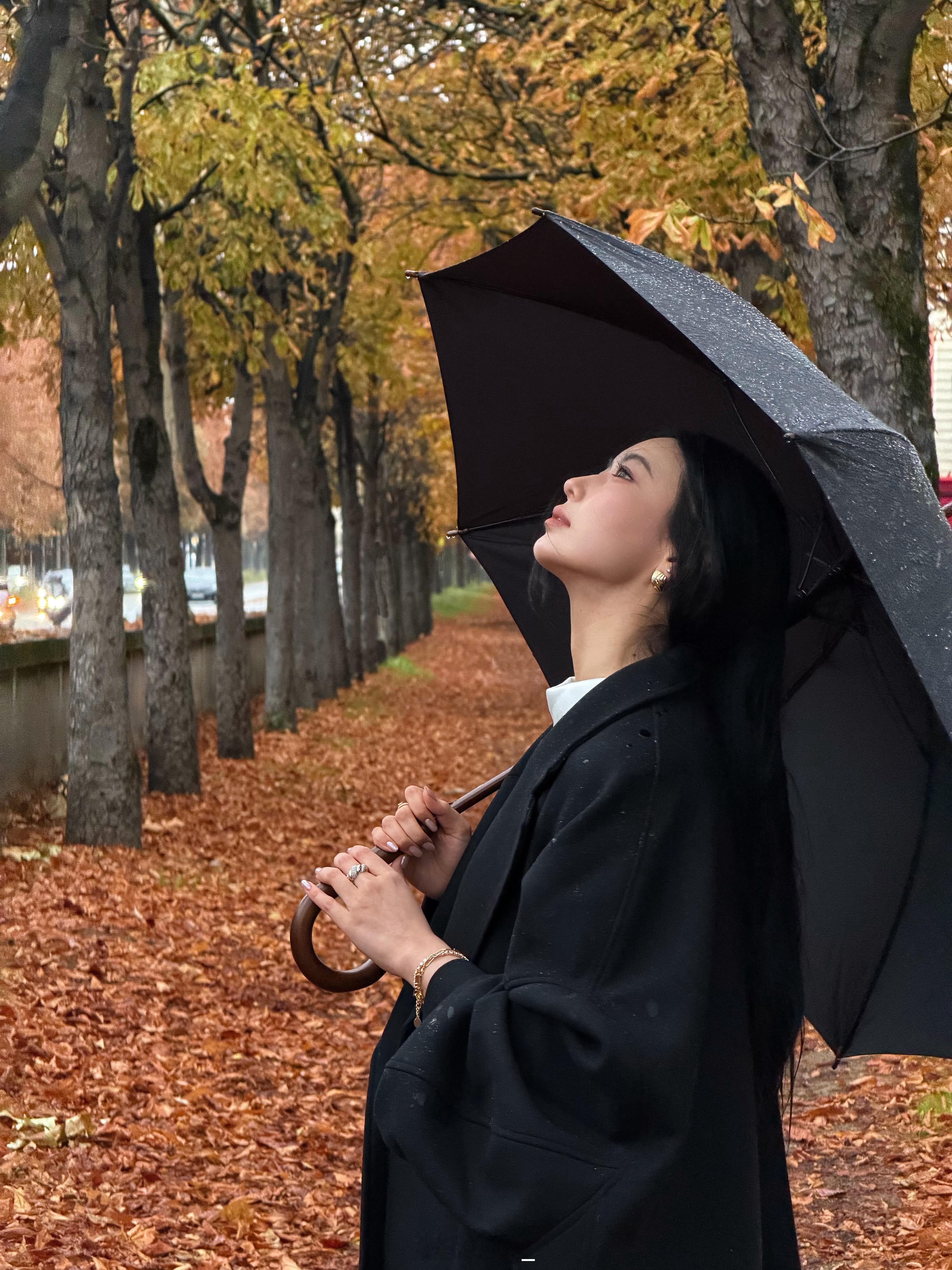 到巴黎的第一天就是大雨ps：小米手机背屏拍照这个功能好适合高清自拍党  ​​​
