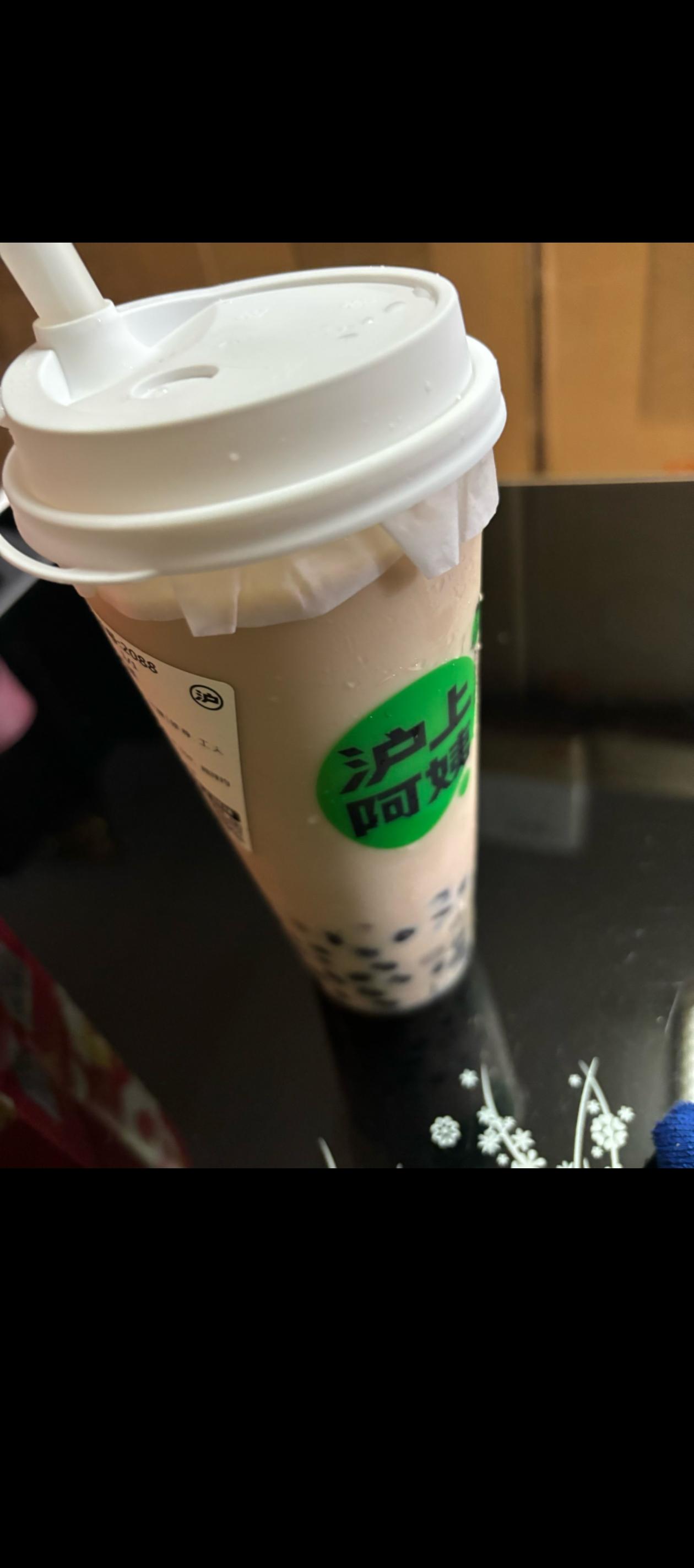 有谁像我一样快60了，还没喝过一杯奶茶。不是喝不起而是啥不得喝。
今天小区外又新