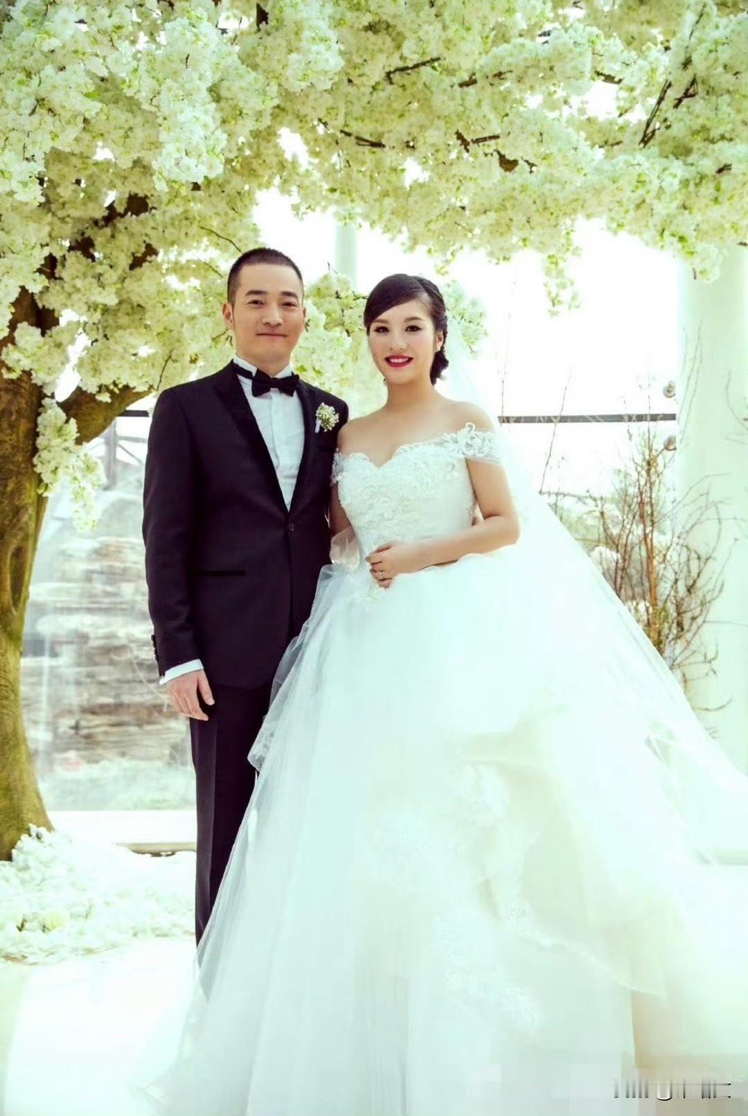 吕秀才喻恩泰被曝婚变！拉黑妻子停赡养费，不婚人设说崩就崩？
 
卓伟一爆料，全网