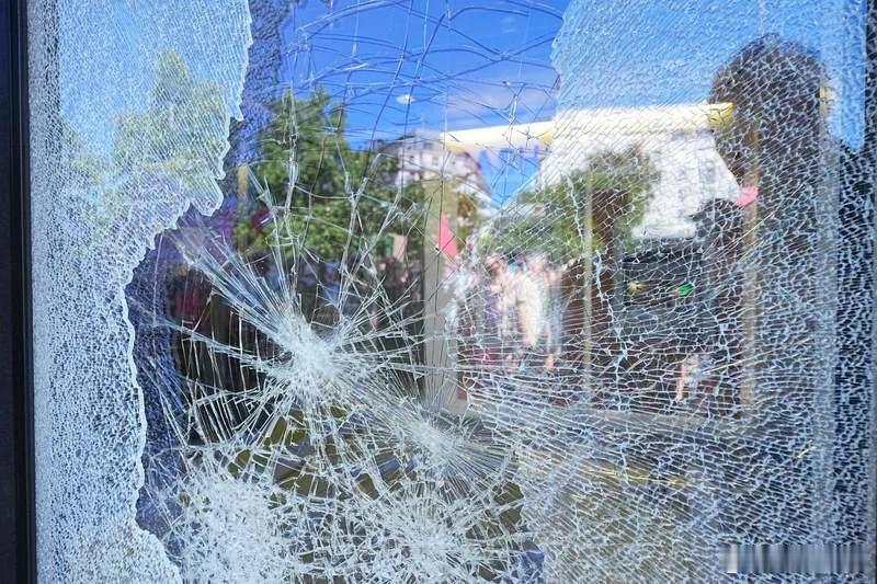 【瑞士警方包围了G7暴力骚乱者】（DPA）周日晚间，瑞士警方包围了数百名涉嫌暴力