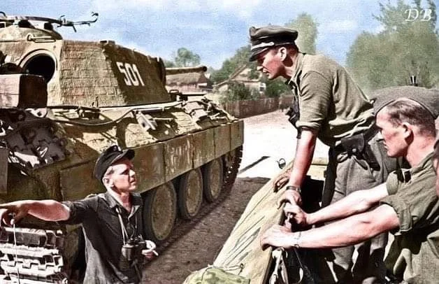 1944年7月，党卫军第5装甲师的士兵在完成任务后，在泽尔茨地区的一个波兰村庄放...