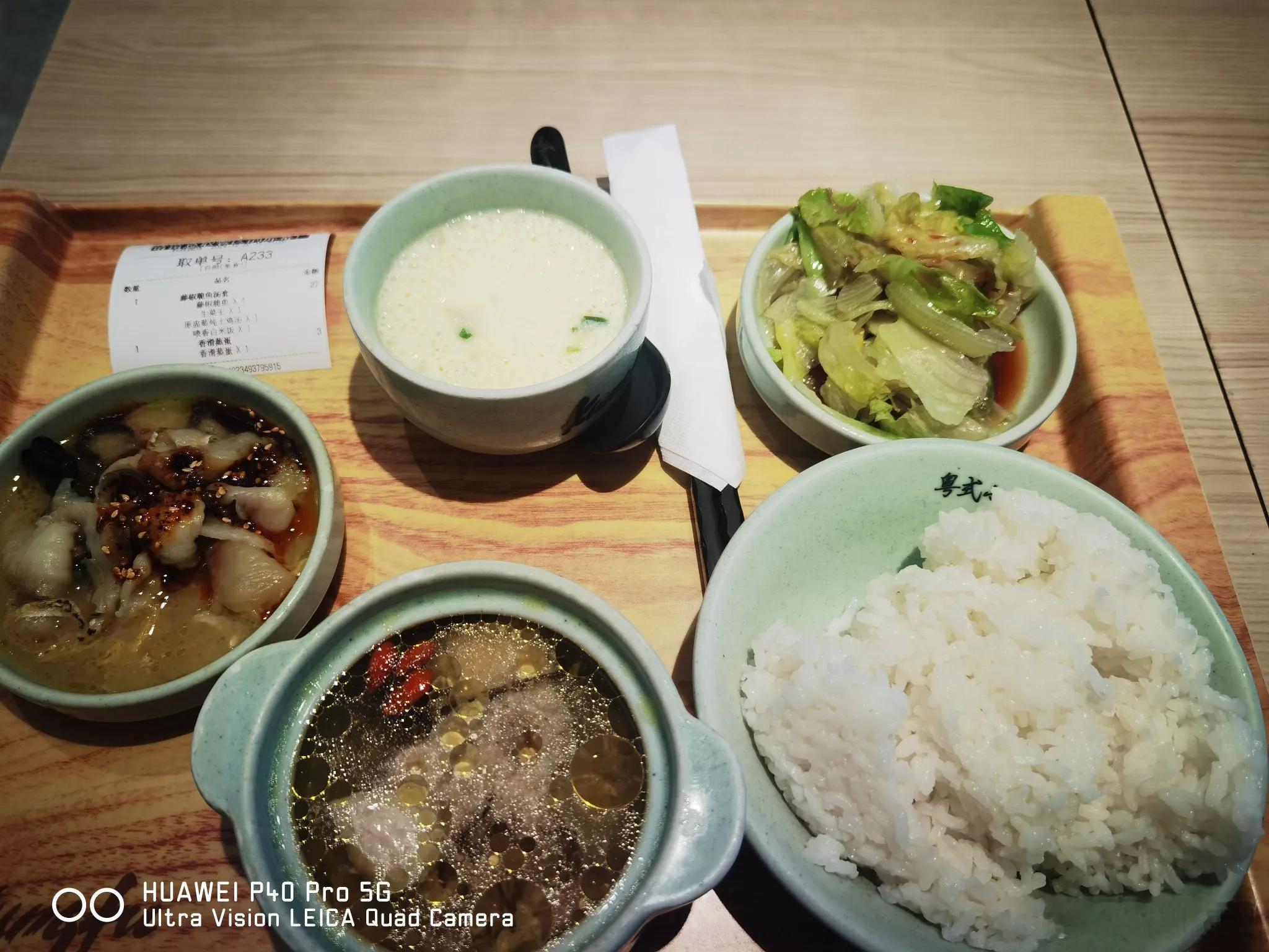 深圳科技园食堂，不到4美元。在日韩，这是首相和总统的标准吧？👍 